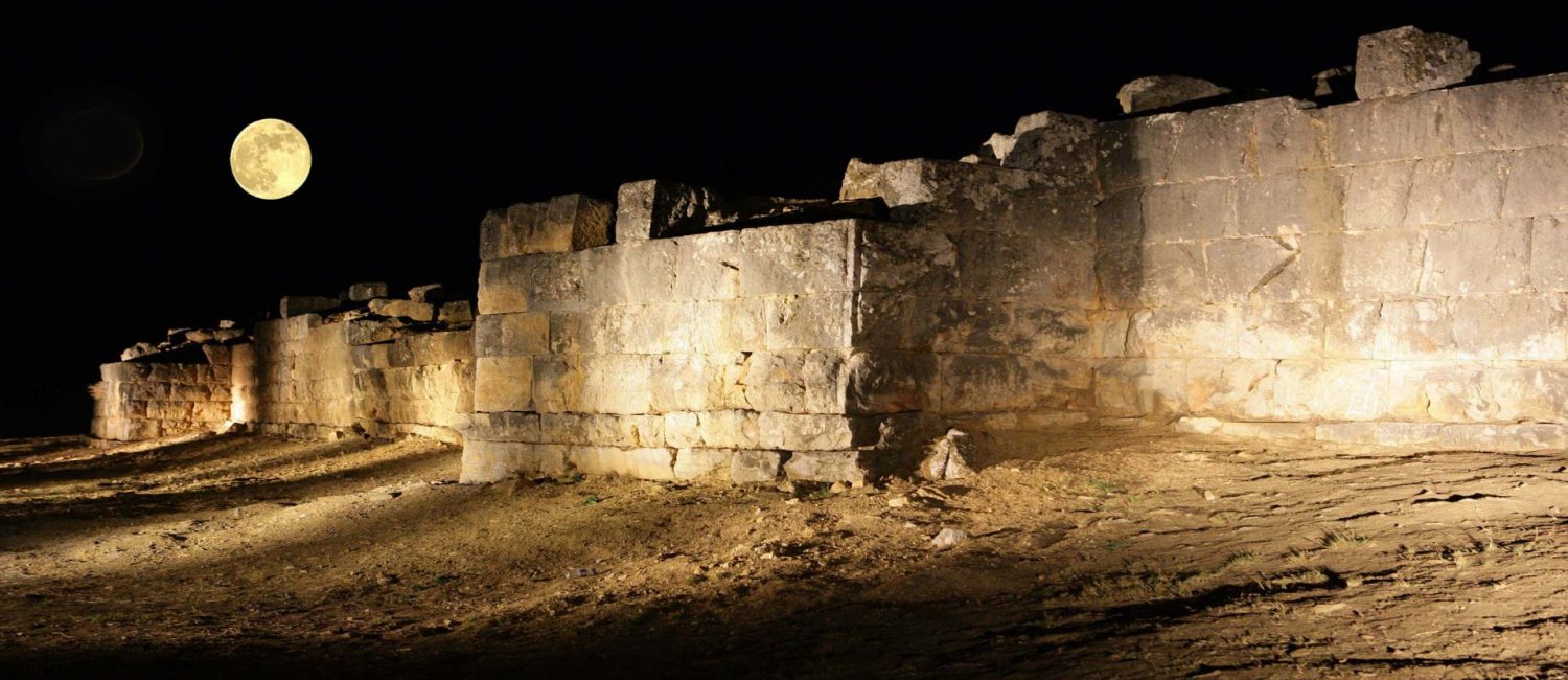 Η-ακρόπολη-της-Πρόερνας-στο-Φως-του-Φεγγαριού-1920x900